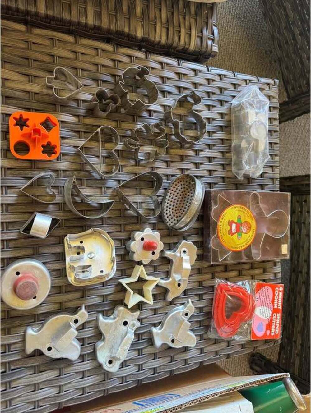 HUGE LOT OF VINTAGE METAL PLASTIC COOKIE CUTTERS BAKING